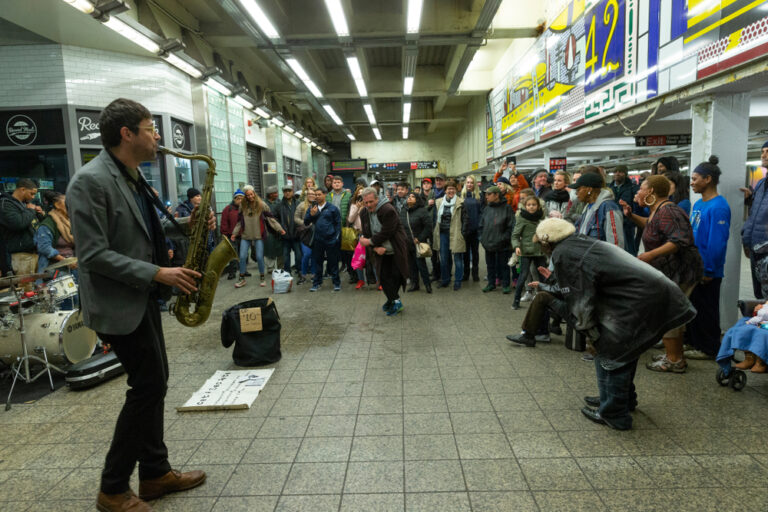 New,York,,Ny,-,April,15,,2018:,People,Listen,And