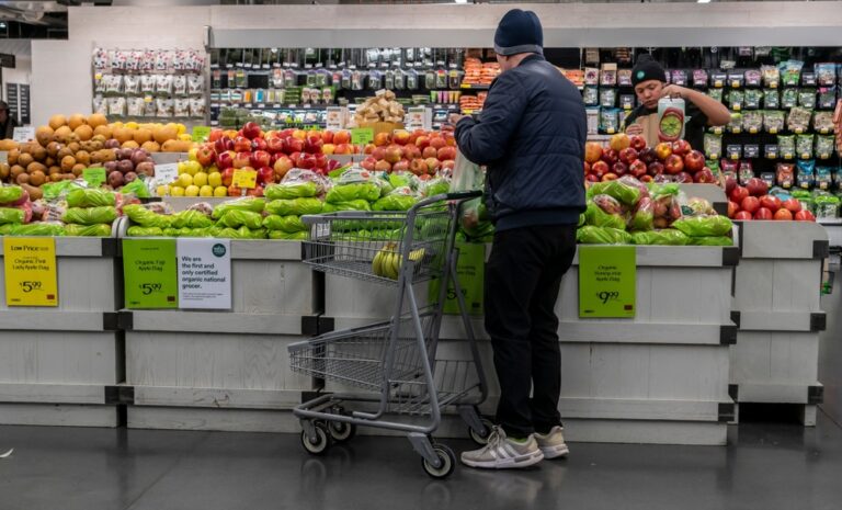 New,York,Ny,Usa-january,3,,2025,Shopping,In,A,Supermarket