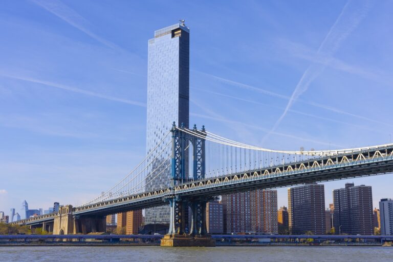 New,York,,United,States,-,April,14,,2024:,Manhattan,Bridge