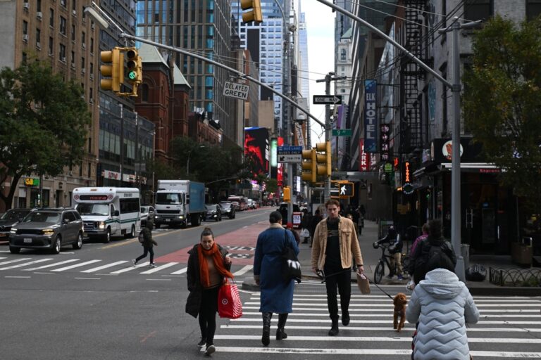 Crowds,Of,People,Cross,A,Busy,Street,In,Midtown,Manhattan