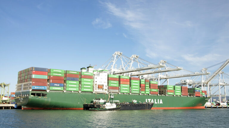 Oakland,,Ca,-,December,23,,2015:,Italia,Cargo,Ship,Ital