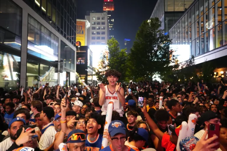 new-york-knicks-fans-celebrate-104687990