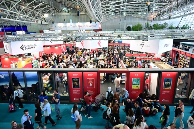 Visitors,Stroll,Among,The,Stands,Of,The,International,Book,Fair