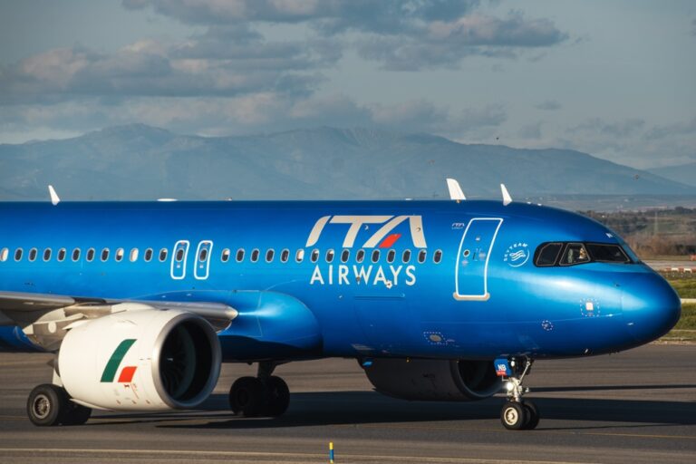 Madrid,,Spain,-,February,12,,2024:,Big,Passenger,Airbus,A320-272n