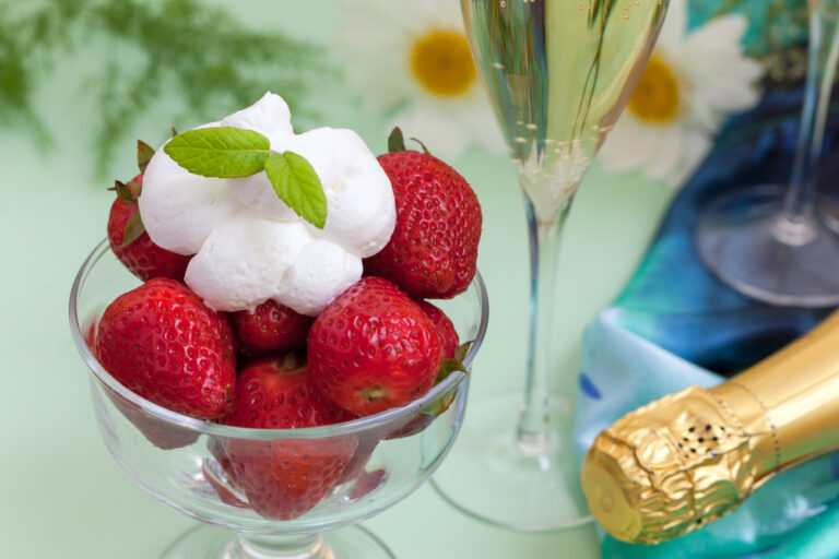 Strawberries,With,Whipped,Cream,And,Champagne