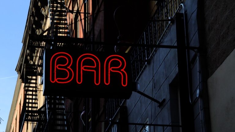 Neon,Bar,Sign,In,New,York,City