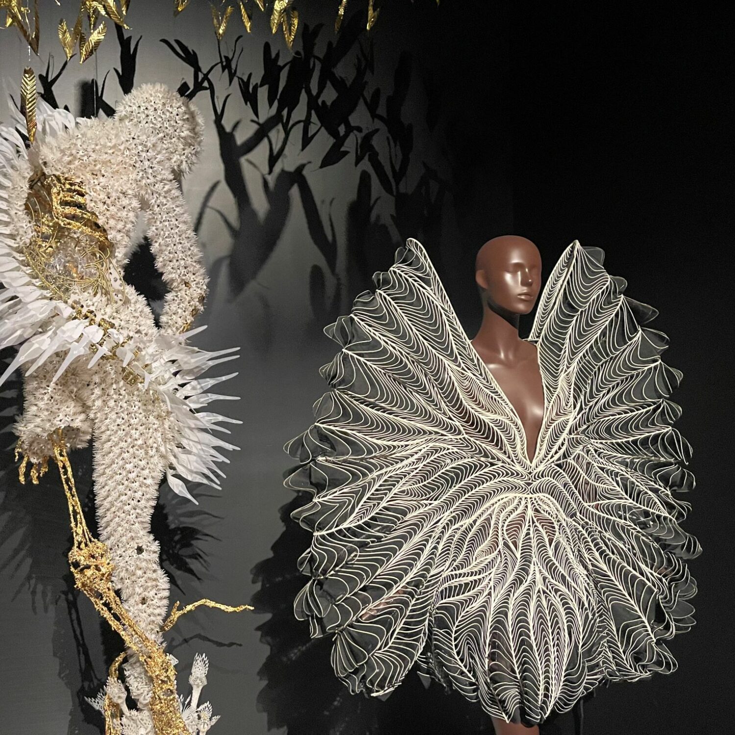 Iris van Herpen al Brooklyn Museum: la moda che nasce dall’incontro tra scienza, natura e immaginazione