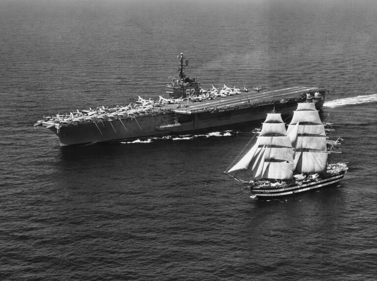 USS_Independence_(CVA-62)_underway_with_sailing_ship_Amerigo_Vespucci_in_the_Mediterranean_Sea,_12_July_1962_(USN_1061619)