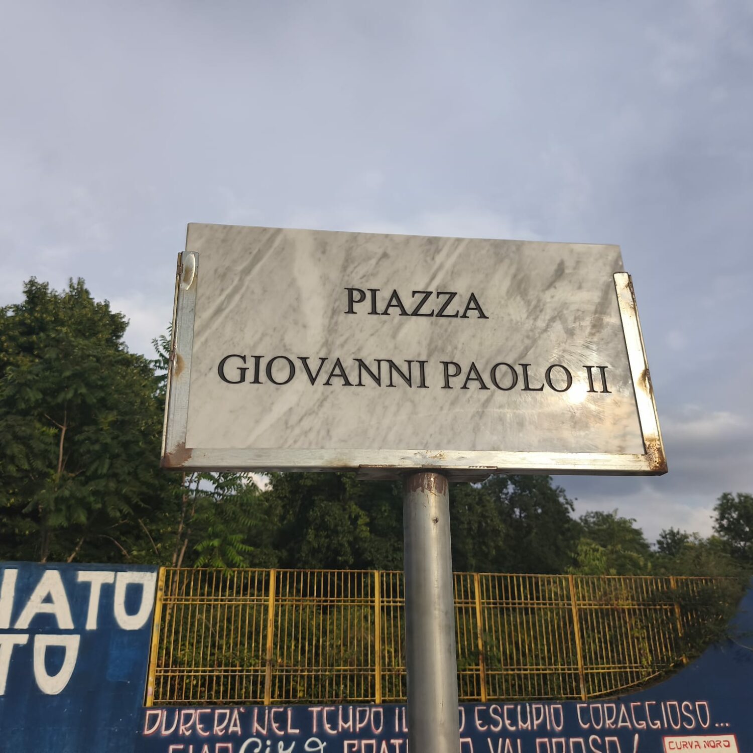 Scampia, ripristinata la targa in Piazza Giovanni Paolo II: un gesto di memoria e legalità