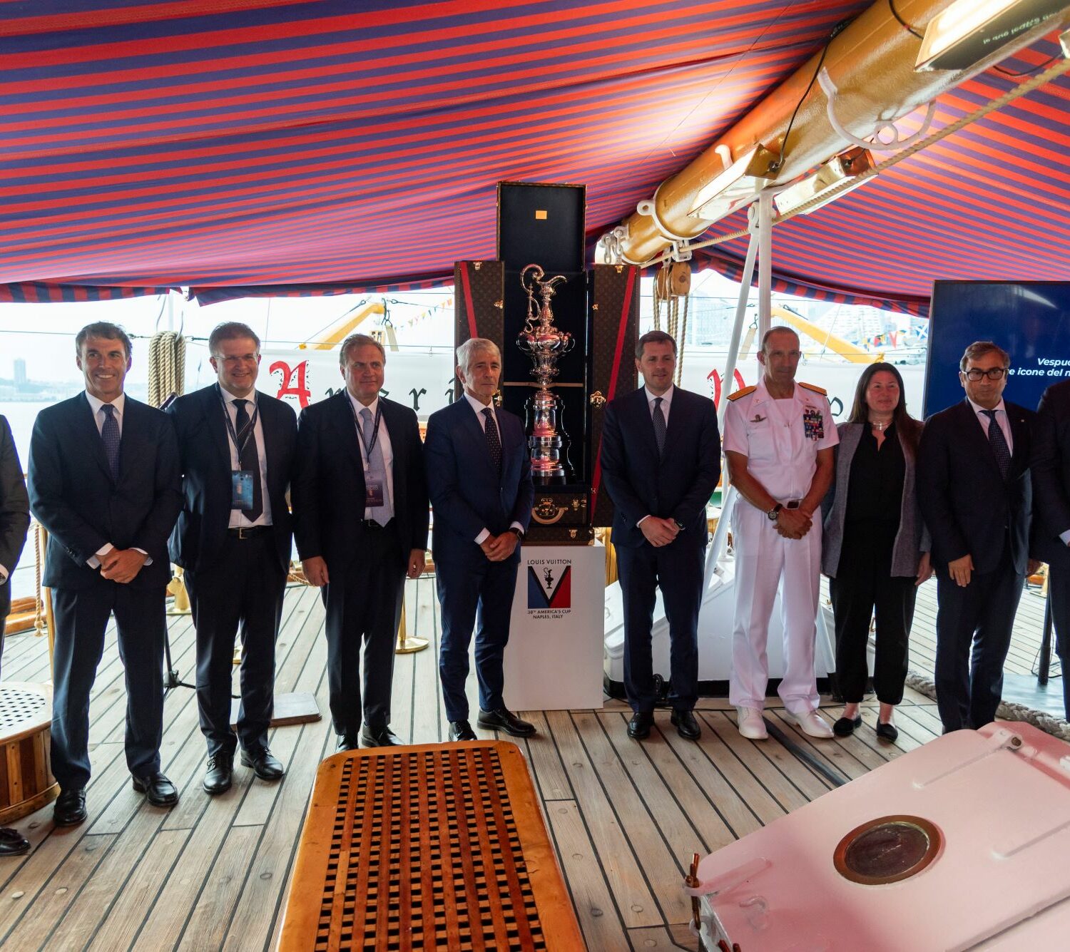 Sul Vespucci si incontrano due leggende del mare, la nave più bella del mondo e l’America’s Cup