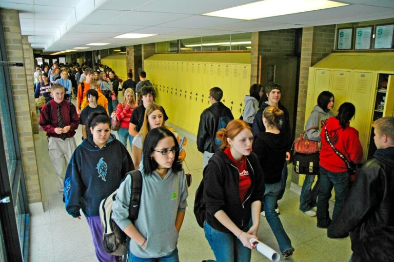 Male,And,Female,Students,Fill,The,Hallways,In,A,High