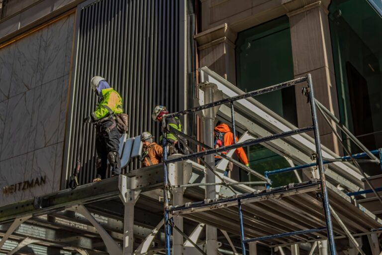 New,York,,Us,-,Nov,13,,2024:,Construction,Workers,Assembling