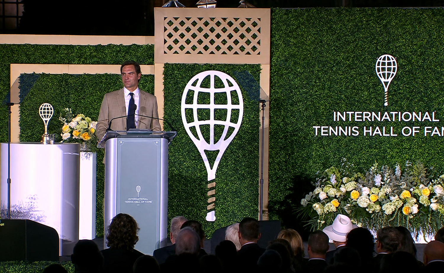 Federer entra nella Hall of Fame a Newport, Djokovic fuori al primo turno a New York