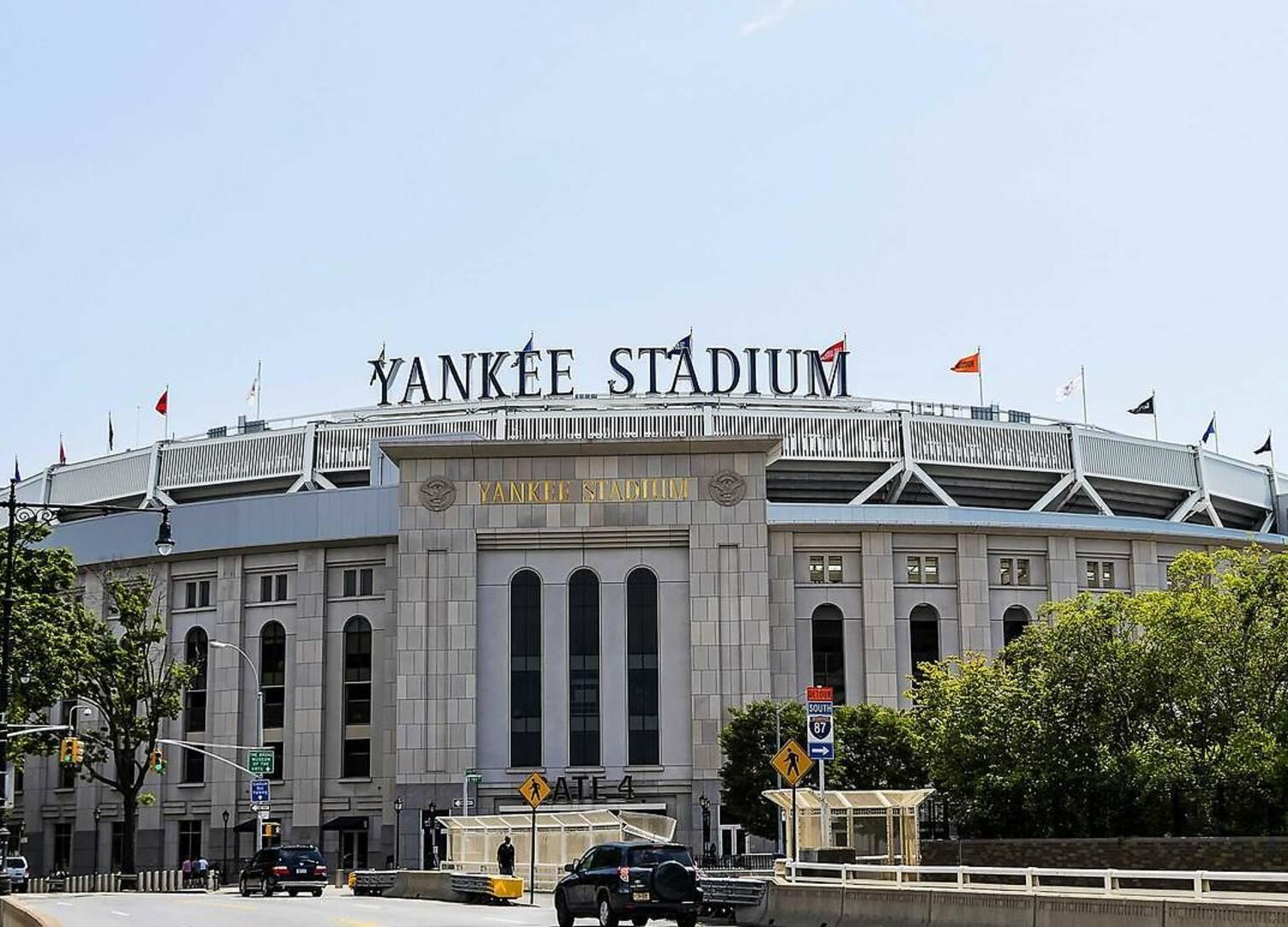 C’è chi paga per farsi prendere una carta di Naruto allo Yankee Stadium