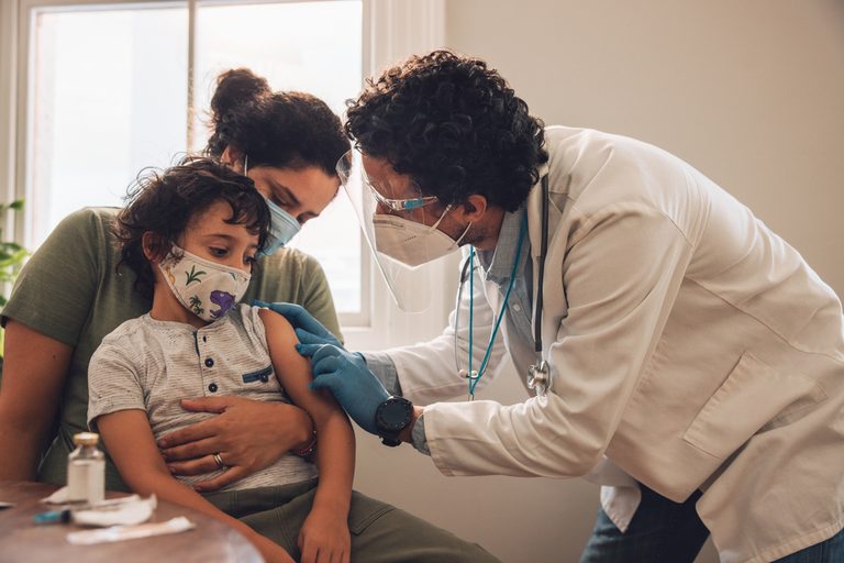 Male,Doctor,Talking,With,Little,Boy,And,Showing,Where,He